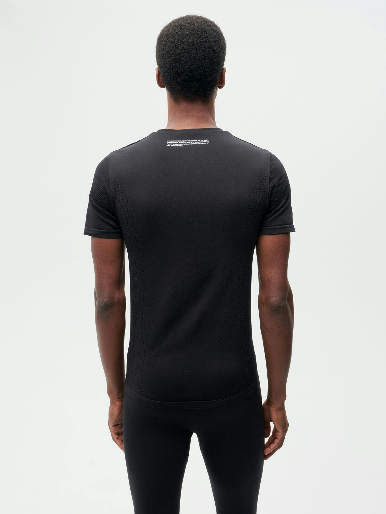 https://cdn.shopify.com/s/files/1/0035/1309/0115/products/Activewear-Mens-Fitted-T-Shirt-Black-Male-2.jpg?v=1662476186