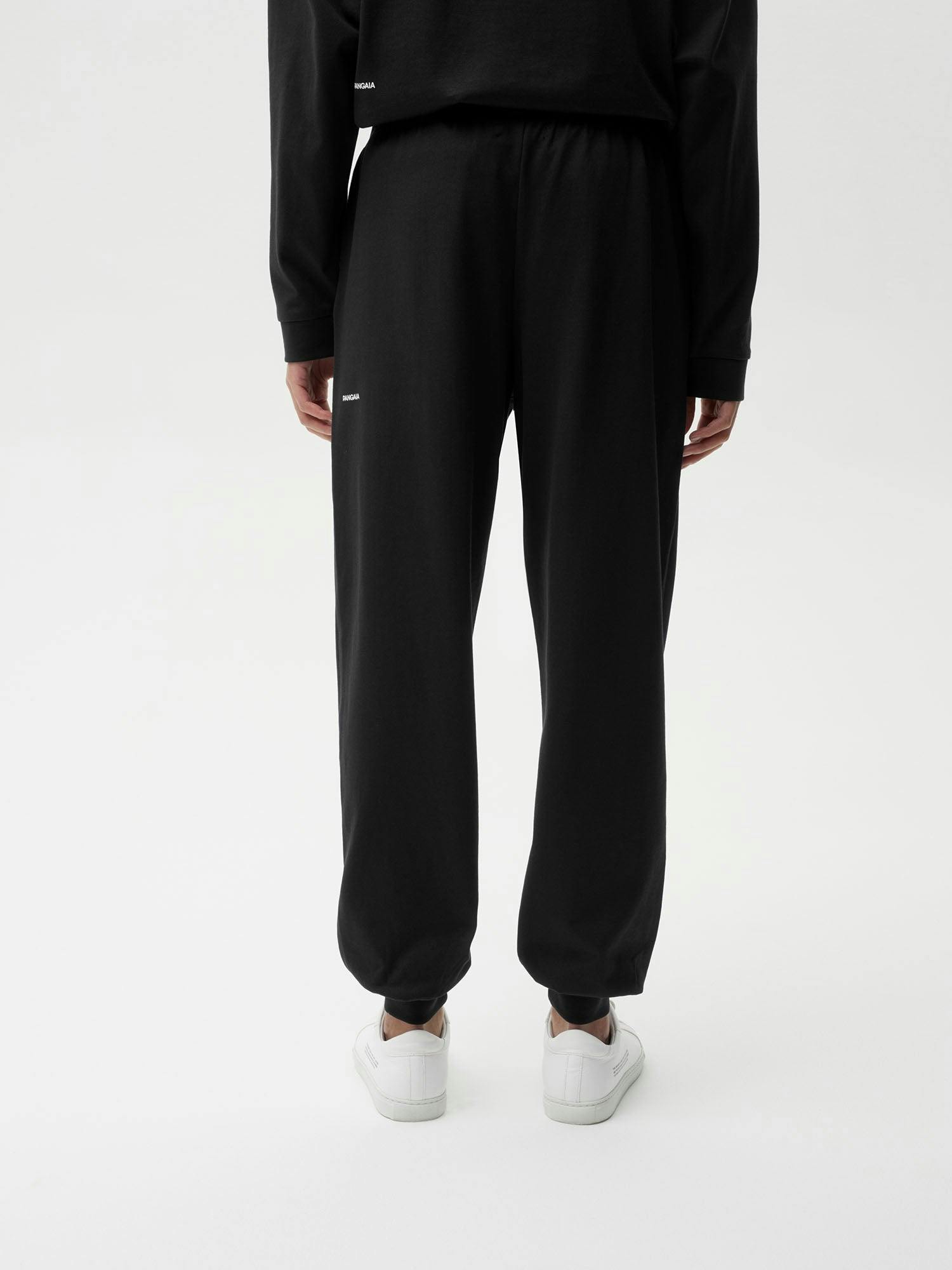 https://cdn.shopify.com/s/files/1/0035/1309/0115/products/Seaweed-Fiber-Loungewear-Track-Pants-Black-Female-Model-2.jpg?v=1662475416