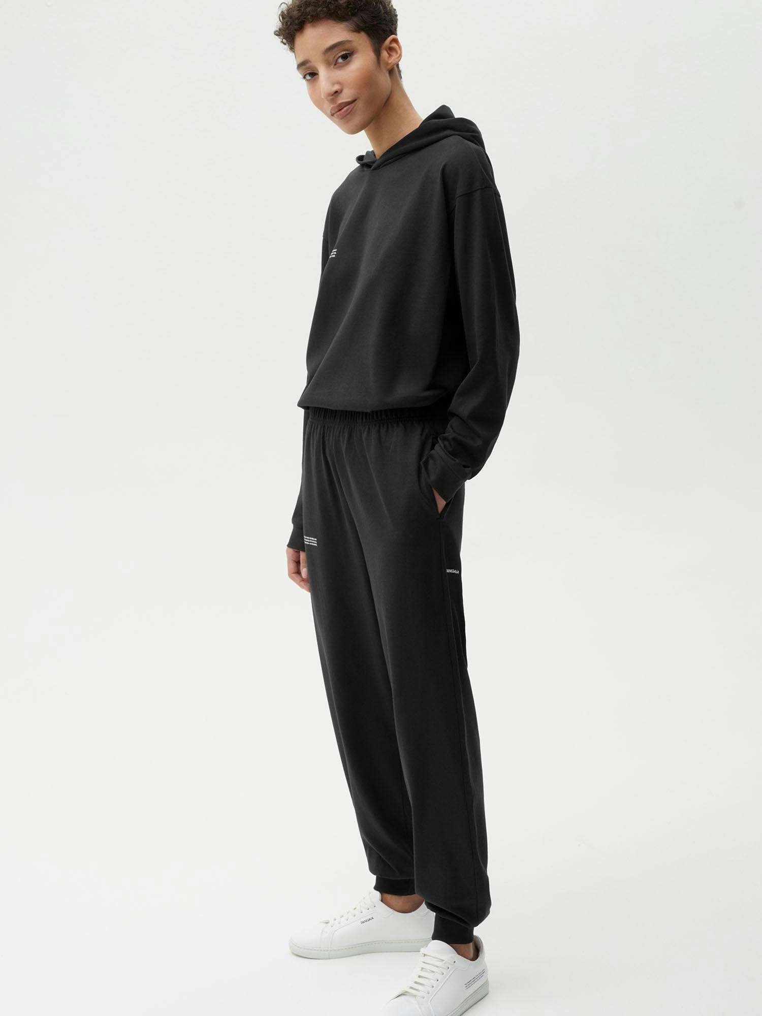https://cdn.shopify.com/s/files/1/0035/1309/0115/products/Seaweed-Fiber-Loungewear-Track-Pants-Black-Female-Model-4.jpg?v=1662475416