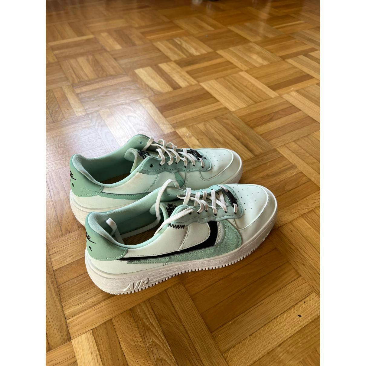 https://images.vestiairecollective.com/cdn-cgi/image/q=75,f=auto,/produit/green-leather-air-force-1-nike-trainers-34609810-8_3.jpg?secret=VC-e9eee96a-a819-4431-ad12-d066be2626ef