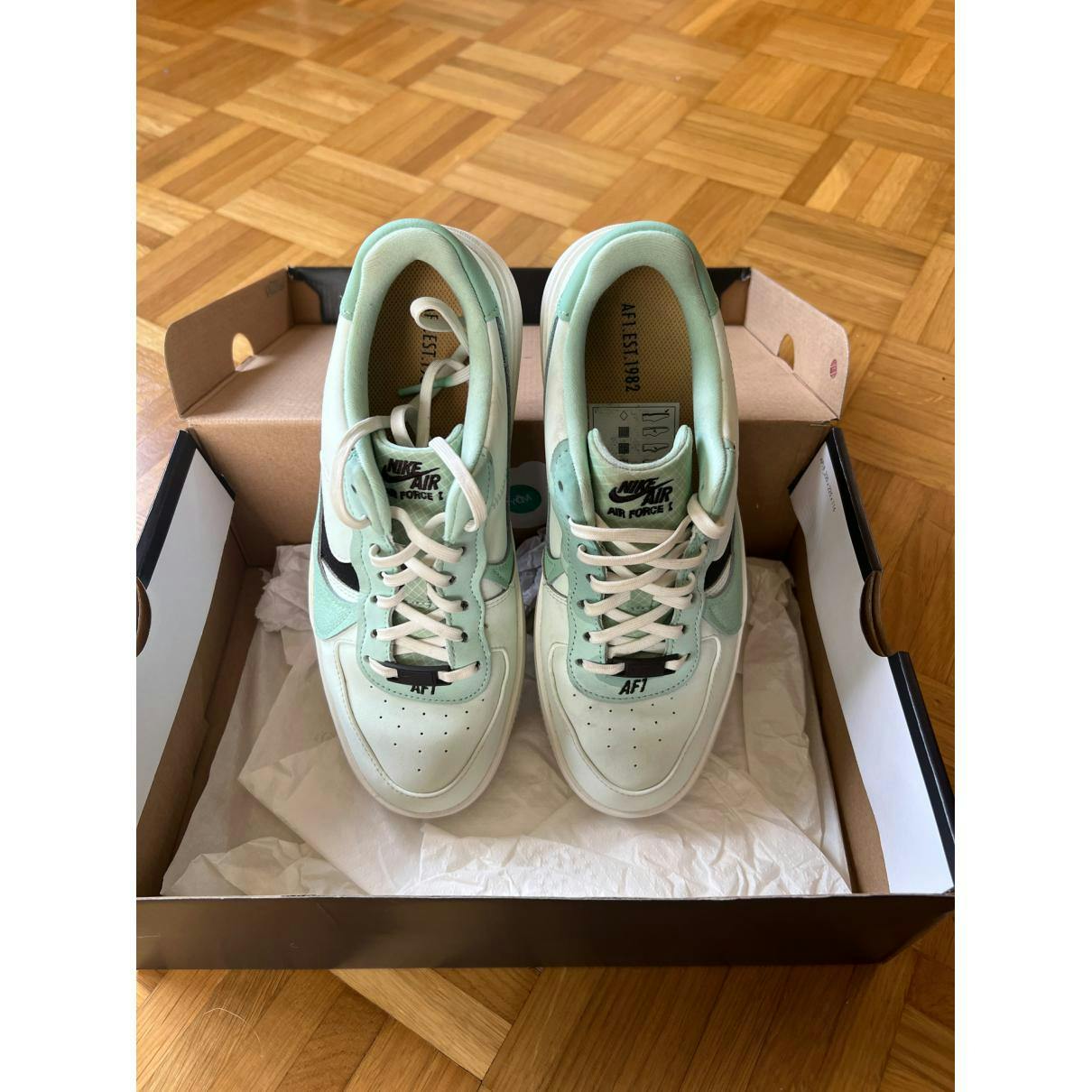 https://images.vestiairecollective.com/cdn-cgi/image/q=75,f=auto,/produit/green-leather-air-force-1-nike-trainers-34609810-9_3.jpg?secret=VC-e9eee96a-a819-4431-ad12-d066be2626ef
