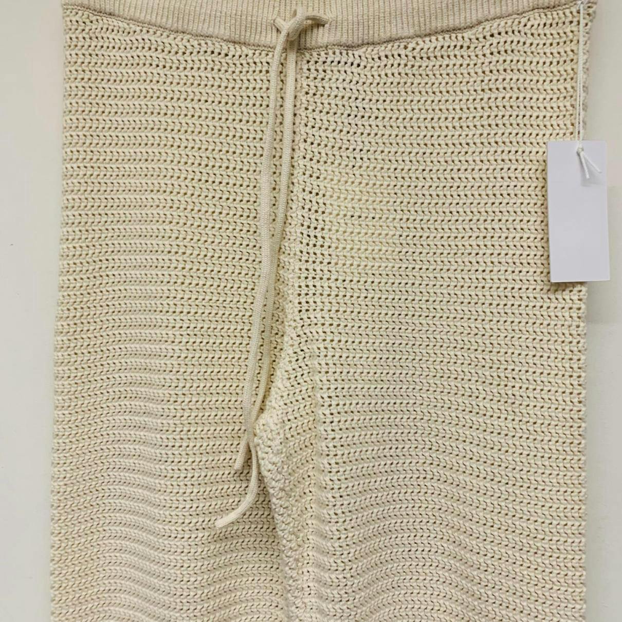 https://images.vestiairecollective.com/cdn-cgi/image/q=75,f=auto,/produit/white-synthetic-reformation-trousers-35136158-6_2.jpg?secret=VC-e9eee96a-a819-4431-ad12-d066be2626ef