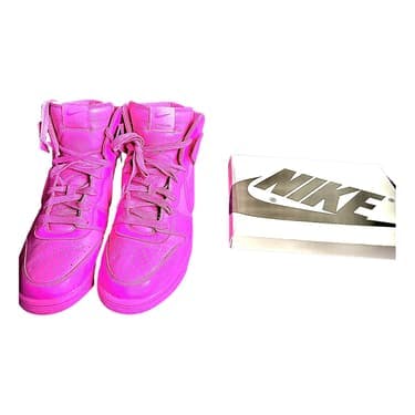 https://images.vestiairecollective.com/cdn-cgi/image/w=375,q=75,f=auto,/produit/pink-leather-nike-trainers-34464312-1_3.jpg?secret=VC-e9eee96a-a819-4431-ad12-d066be2626ef
