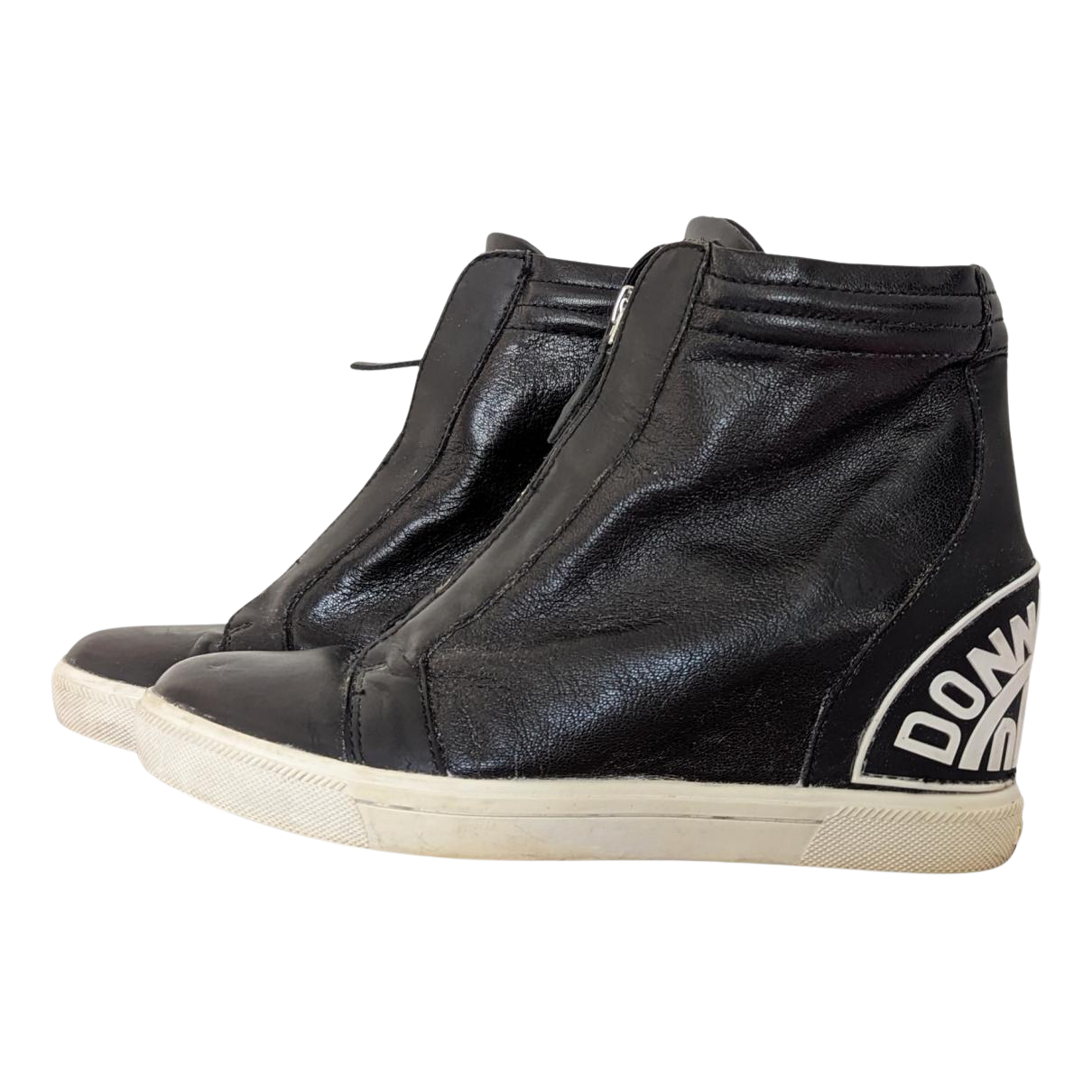 https://storage.googleapis.com/download/storage/v1/b/whering.appspot.com/o/marketplace_product_images%2Fdkny-leather-trainers-black-tXXRCyks3ScWTrTrxq9C73.png?generation=1689224447865891&alt=media