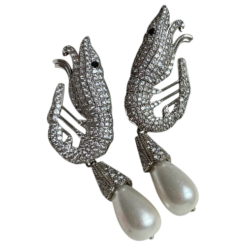 https://storage.googleapis.com/download/storage/v1/b/whering.appspot.com/o/marketplace_product_images%2Fshrimps-statement-shrimps-earrings-with-drop-pearl-silver-1oo3rk44cpTDFzAEFZ3yvZ.png?generation=1677761742196012&alt=media