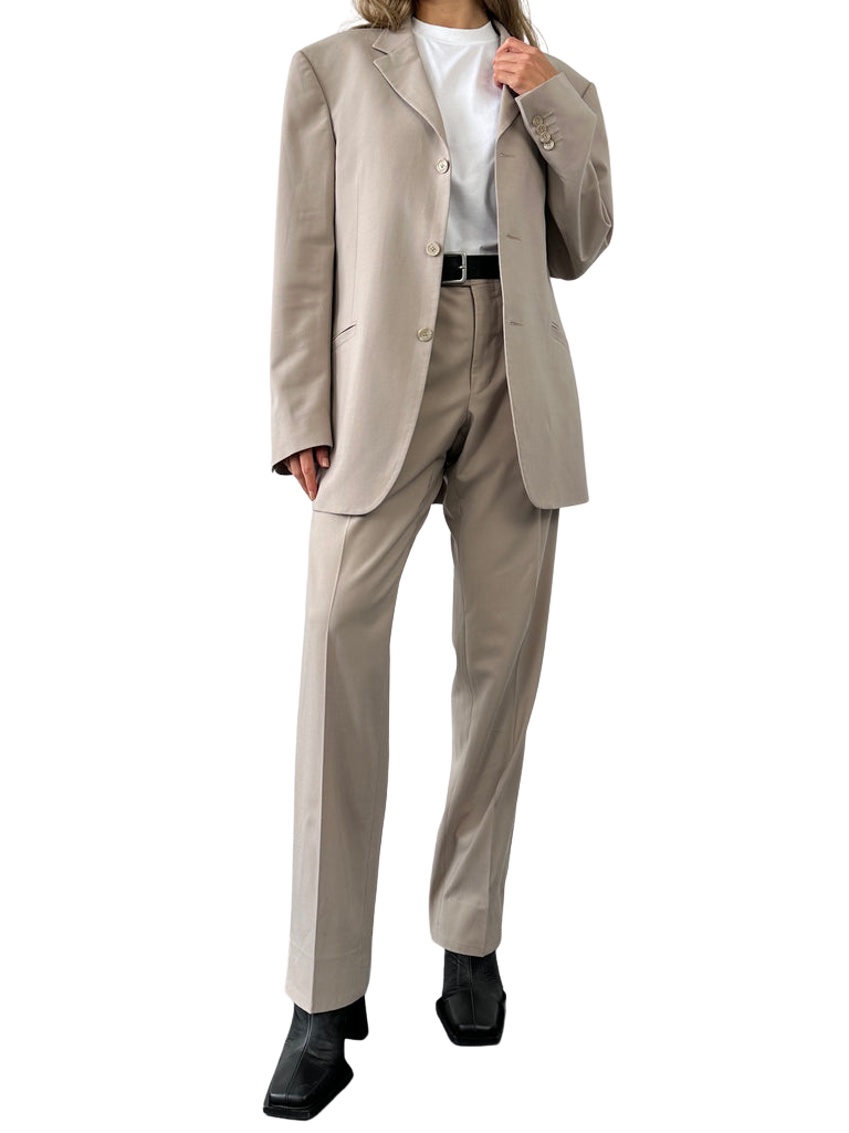 https://storage.googleapis.com/download/storage/v1/b/whering.appspot.com/o/marketplace_product_images%2Fversace-classic-single-breasted-wool-suit-beige-bXgRKKcrrzkubh47UZz3yy.png?generation=1688384106533301&alt=media