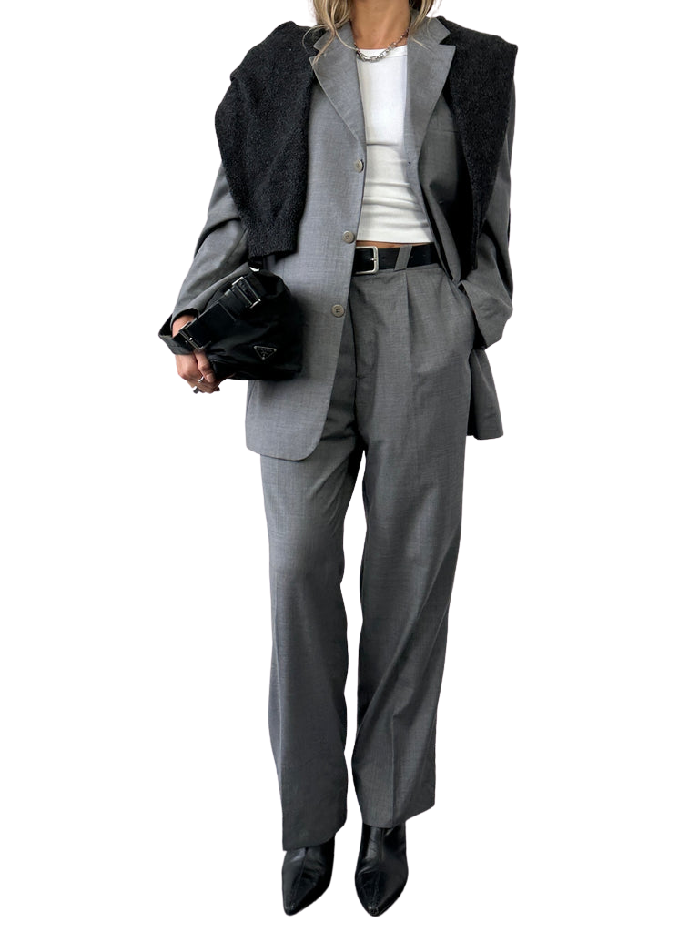https://storage.googleapis.com/download/storage/v1/b/whering.appspot.com/o/marketplace_product_images%2Fversace-single-breasted-relaxed-wool-suit-grey-x7U93dfR4omno6XKFhjcfr.png?generation=1690856463731008&alt=media