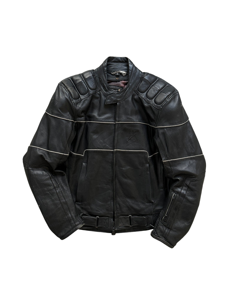 https://storage.googleapis.com/download/storage/v1/b/whering.appspot.com/o/marketplace_product_images%2Fxpert-sport-vintage-leather-motorcycle-jacket-black-hbQrTPuX6xsYEuSaFrheXB.png?generation=1705631798646997&alt=media